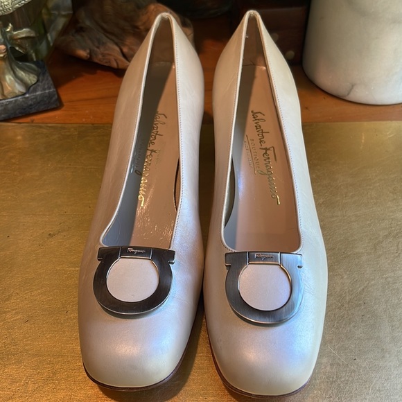 Salvatore Ferragamo Gancini Bit Logo Heels in Pearlescent Leather - Picture 1 of 16